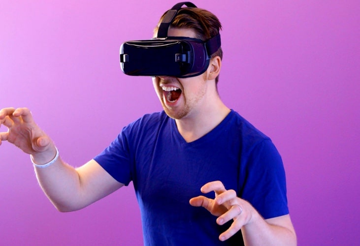 hombre jugando con gafas de realidad virtual